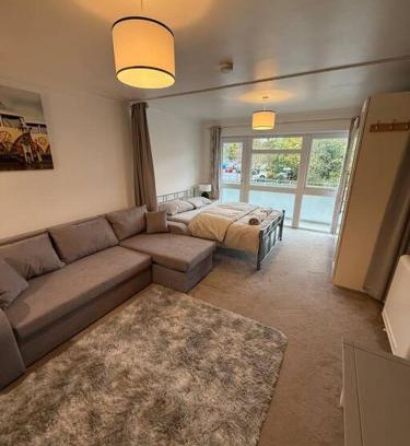 Crawley Apartamento | 1st floor studio flat in Crawley! Close to Gatwick