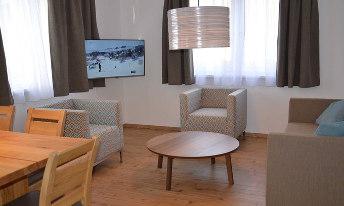 Russbach am Pass Gschuett Apartamento | 1st south (upper floor south) - house van der Leij