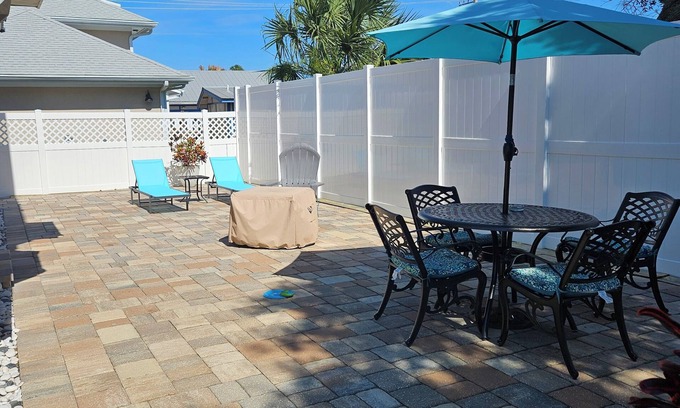 St. Augustine Beach Apartamento | PRIMERA CALLE RETIRE UN APARTAMENTO AMIGABLE PARA PERROS RECIENTEMENTE ACTUALIZADO CON CERCA EN EL PATIO.