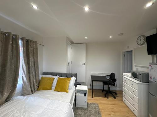 Downham Apartamento | 1st Studio Flat With full Private Toilet And Shower With its Own Kitchenette in Keedonwood Road Bromley A Fully Equipped Independent Studio Flat