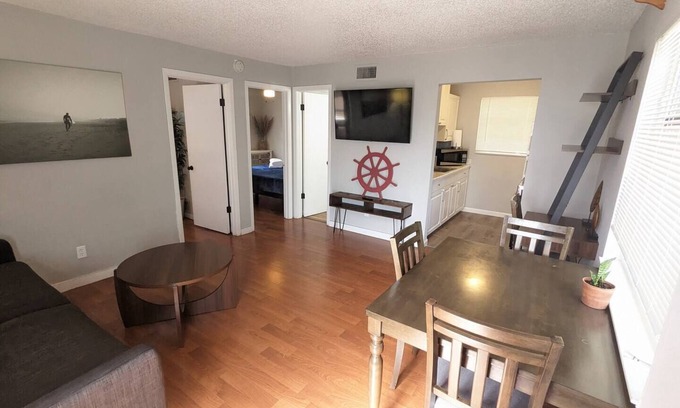 Disston Heights Apartamento | 2/1 Upstairs Apt - 15 min from beach or downtown!