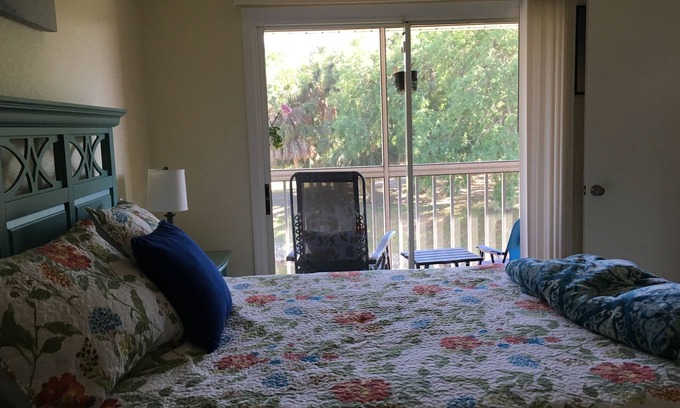 Oak Hollow Condominio | 2/2 planta baja limpia y actualizada incluye WiFi, paquete de televisión, servicios públicos.
