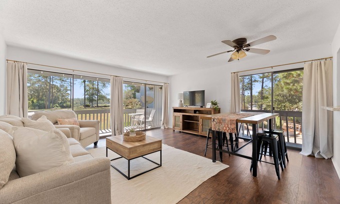 Daphne Condominio | 2 /2 Condo Overlooking 18th Hole! Parking + Wi-Fi