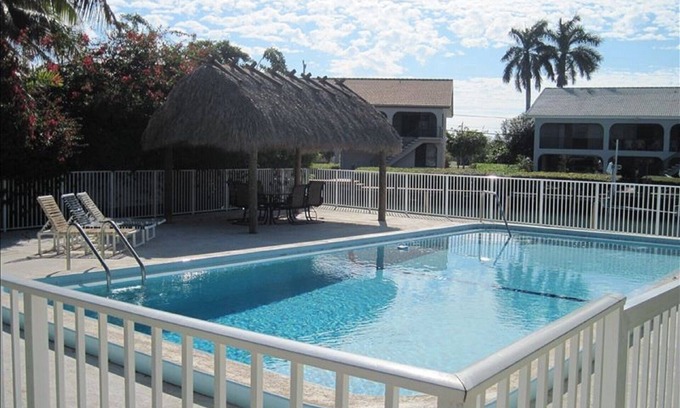 Marathon Casa | Dúplex 2/2, piscina, cabaña Tiki, Duck Key, canal limpio y transparente