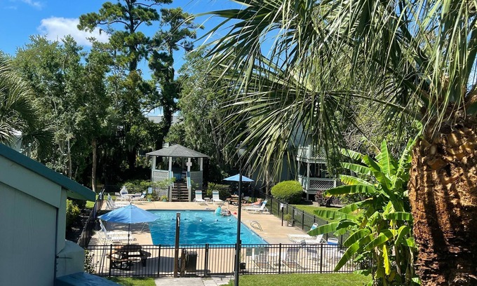 Saint Simons Heights Condominio | 2.2 miles to Beach! Beautiful condo located next to Redfern Village.