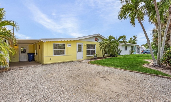 Saint James City Casa | 2/2 Property in St. James City, Pet Friendly, Fenced in Yard!