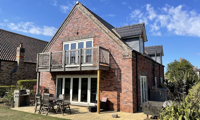 Filey Cabaña | 2 4 bedroom cottages sleeping 16 in 8 bedrooms - pool and beach access included