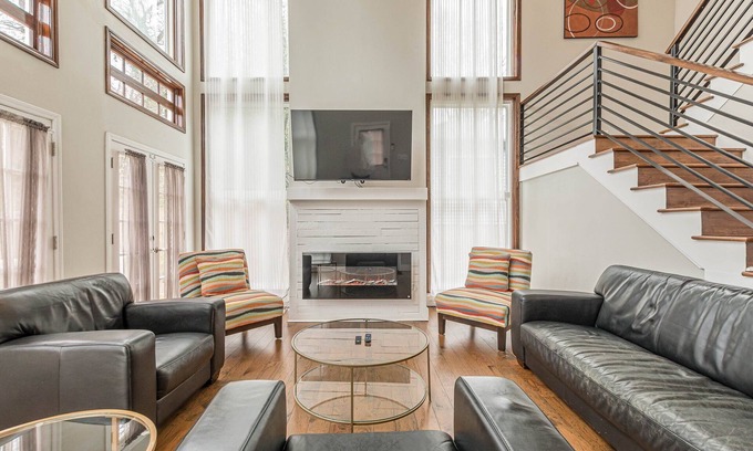 West End Apartamento | 2.5 Story Great Room! 5 min to Downtown