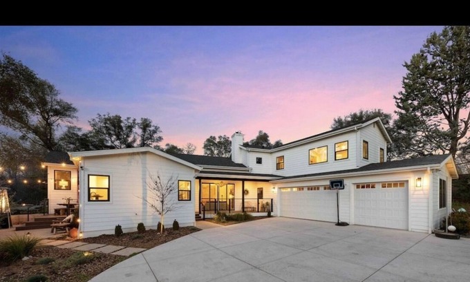 Loomis Casa | 2-acre Modern Boho Creekside Country Retreat (sleeps 14)