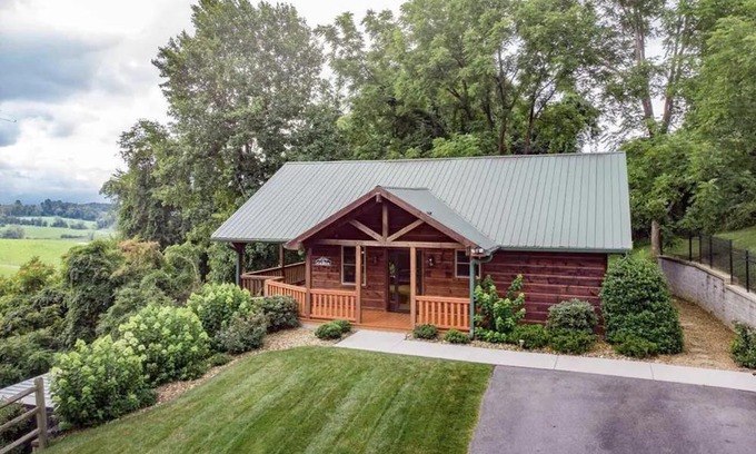 Emory Cabina | 2 Acres of pure paradise with amazing Mountain View’s! Minutes from Emory&Henry