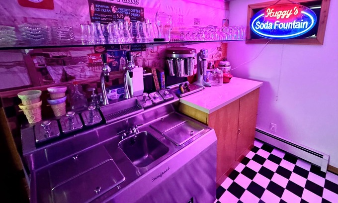Blanchard Cabina | 2 Adjacent Cabins near Silverwood w/ Vintage Ice Cream Parlor + Movie Theater