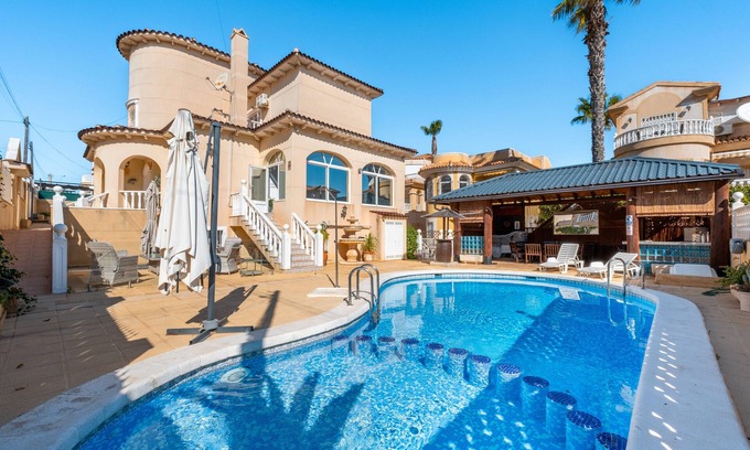 San Miguel de Salinas Villa | 2 Apartamentos en Villa "Sol y Felicidad" con Piscina, Terrazas y Wi-Fi