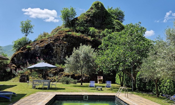 San Romano in Garfagnana Casa | 2 Apartments Rented Together With Private Pool, Sleeps 9, Walk to Restaurants