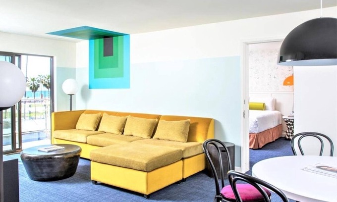 Venice Hotel | 2 Balcony Rooms w/ City Views | Rooftop | Free Breakfast | Venice Fun
