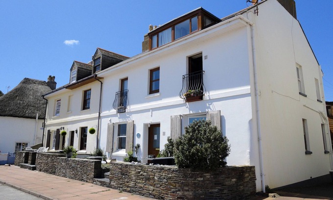 Torcross Cabaña | 2 BAYVIEW, pet friendly, character holiday cottage in Torcross