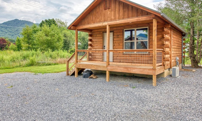 Waynesville Cabina | 2 Bedroom 1 Bath Cabin, Views, Easy Paved Access, Cable, WIFI Close to Town
