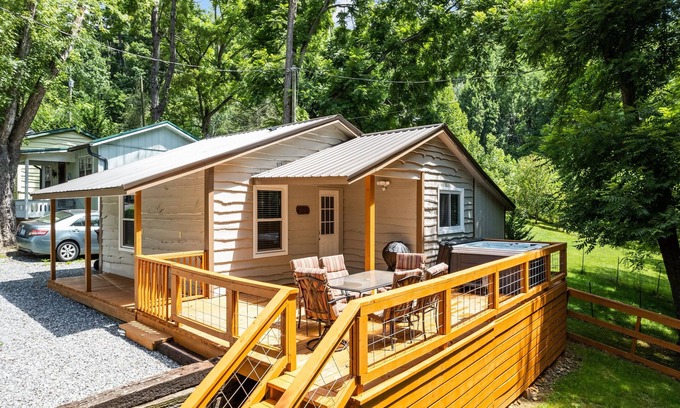 Maggie Valley Cabaña | 2 BD 1 Bath Cottage Pet OK Fenced Yard, Single Level, Easy Access, Hot Tub
