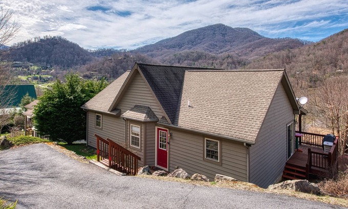 Waynesville Cabaña | 2 BD 2 BA Cottage, Acceso pavimentado, Cerca de la ciudad, Super vistas, Cable, WIFI,