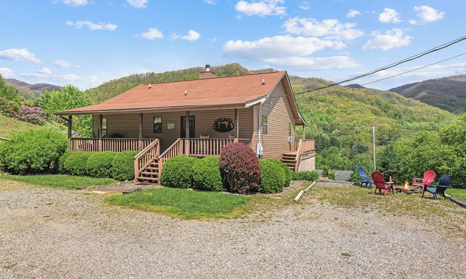 Maggie Valley Cabina | 2 BD 2 BA Cozy, Single LV Cabin, Views, Covered Porch