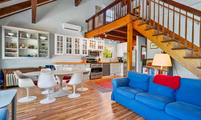 Harwich Port Cabaña | 2 bd, 2bth dog-friendly cottage on conservation land