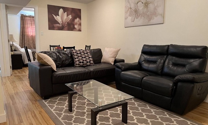 Northwest Edmonton Casa | 2 BD RM Casa moderna con entrada privada en un barrio tranquilo