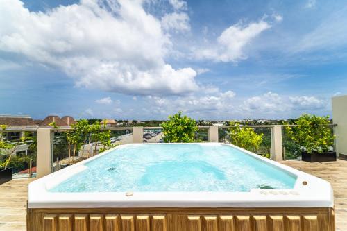 Villa Juarez Casa | 2 BD Suite with Balcony, Gym, Rooftop Pool, Hot Tub
