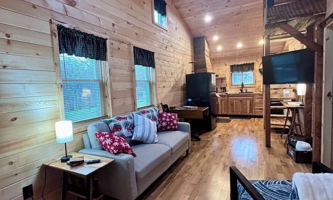 Fayetteville Cabina | 2 BDR 1.5 BA cabin located in the heart of the New River Gorge National Park