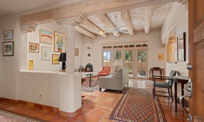 Santa Fe Casa | 2 BDR + Den Sleeps 4 | 2 Car Garage | Washer/Dryer