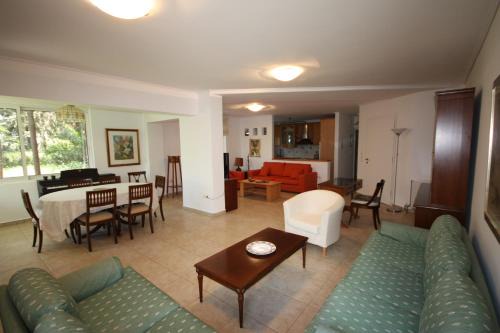 Marousi Apartamento | 2 Bdr Park View Apt - 130m2 & Private Patio