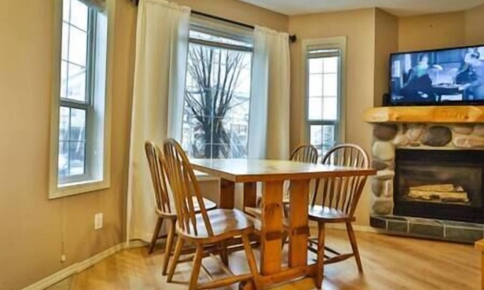 East Kootenay Casa | 2 BDR Townhouse / Mountain Views / Patio