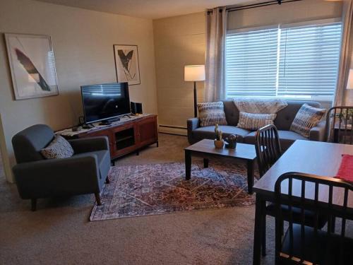 West University Apartamento | 2 bdrm 1mi UNR Pet-friendly parking space