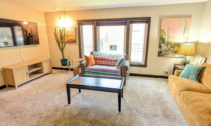 Washington Heights Apartamento | 2- Bdrm Apt Desert Themed w/AC in Chicago