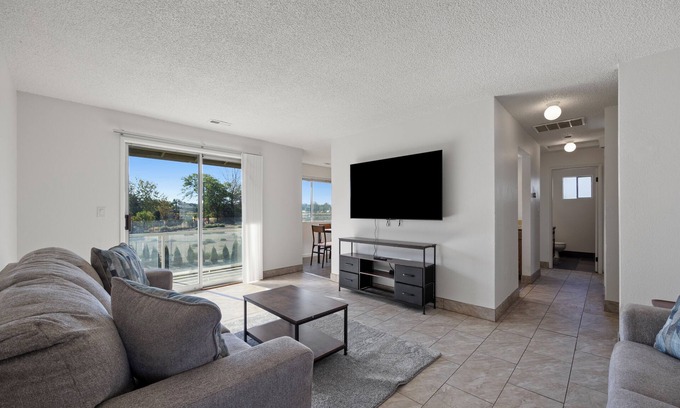Tri-Cities Apartamento | 2 Bed/1 Bath-sleeps 6, pets allowed-Central Location in Cul de Sac