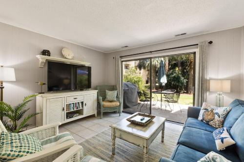 Hilton Head Casa | 2 Bed 2 and one half Bath 34 Coligny Villa Near Beach & Plaza