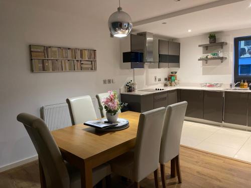 Guildford Apartamento | 2 Bed, 2 Bath Apartment in Guildford Town Centre with Parking!