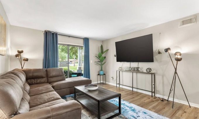 Northeast Pensacola Condominio | 2 bed/ 2 bath condo w/ Fenced Yard * Dog Friendly * Bears Den C