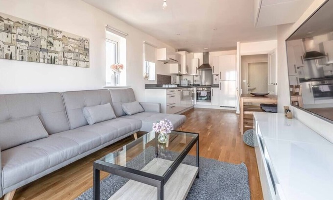 Langley Marish Apartamento | 2 BED & 2 BATH MODERN APARTMENT - FREE PARKING
