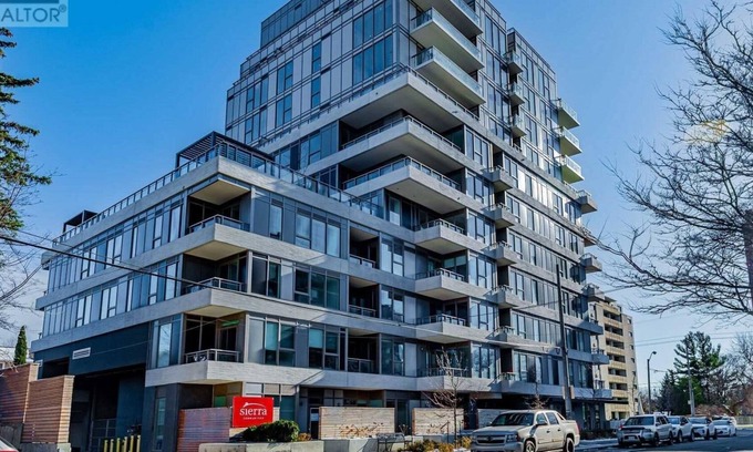 Mount Pleasant East Apartamento | 2 Bed, 2 Bath, Generous sized new condo, Free underground parking, Whole Food
