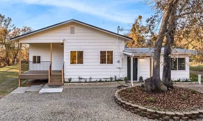 Mariposa Casa | 2 bed/2 bath home, 50 minutes to the Yosemite Valley entrance