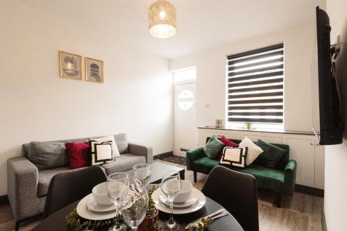 Offerton Casa | 2 Bed 2 Bath Home, Garden, Parking, Sleeps 6, Fast Wifi, Smart TV