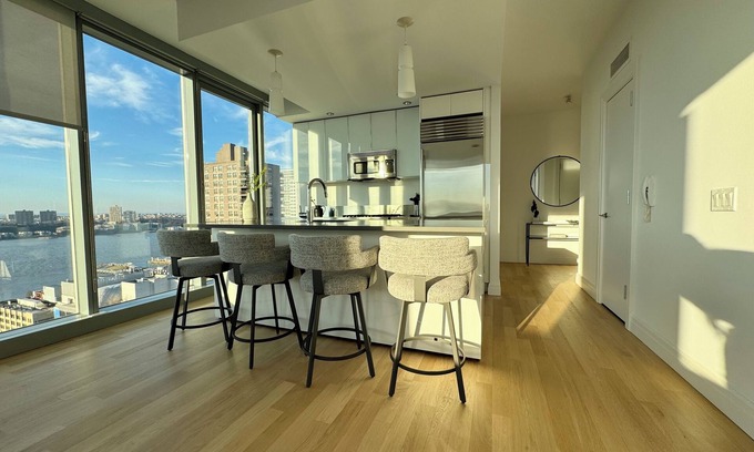 Lincoln Square Apartamento | 2 bed/2 bath luxe condo in Midtown