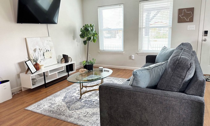 Spring Casa | 2 bed 2 bath Modern Farmhouse in Old Town Spring