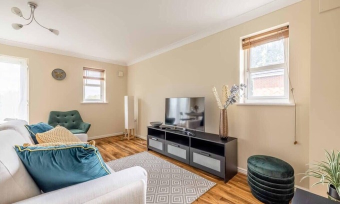 George Green Condominio | 2 BED 2 BATH & PARKING - PINEWOOD/WEXHAM HOSPITAL
