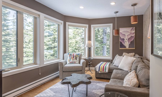 Silver Star Mountain Apartamento | 2 Bed/2 Bath Suite On Skiway - Hot Tub, Laundry, Storage Room, Heated Floors!