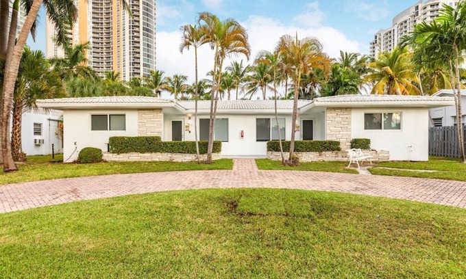 Sunny Isles Beach Chalet De Esquí | 2 bed 2 bath Beach 1 min walk keyless entry DOG ok Free Parking