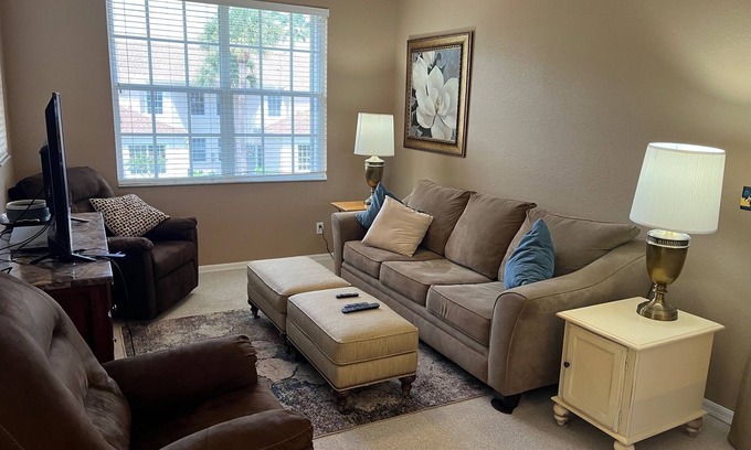 Bonita Springs Condominio | 2 Bed, 2 Baths, includes Nice Screened Patio on the water. Great Clubhouse/Pool
