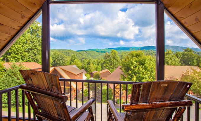 White Oak Lodge Cabina | 2 bed and 2 bath log Cabin located in the highly sought after White Oak Resort