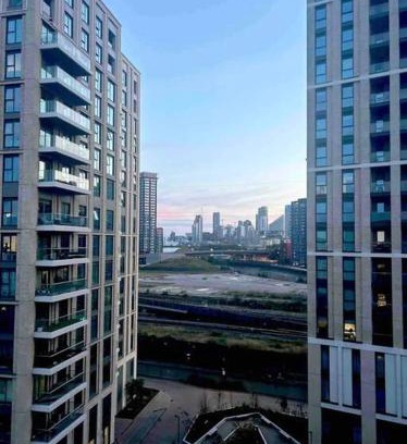 Canning Town South Apartamento | 2 bed apartment close to station with parking