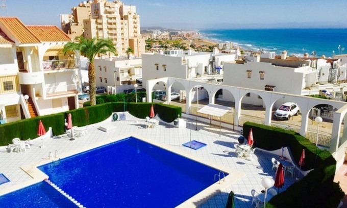Torrevieja Apartamento | Apartamento con piscina, balcón y vistas al mar, ¡a solo 400 metros a pie de la playa de La Mata!