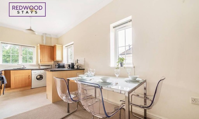 Lychpit Apartamento | 2 Bed Apt, Business and Contractors, FREE Parking